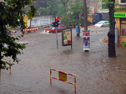 Одесский потоп: улицы превращаются в реки. а перекрестки в озера