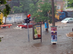 Одесский потоп: улицы превращаются в реки. а перекрестки в озера