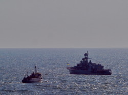 День флота в Одессе: цветы и флагман ВМС Украины напротив Ланжерона