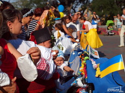 По одесскому Приморскому бульвару проехали детские коляски в виде вигвама, глобуса и корабля Супермена (ФОТОРЕПОРТАЖ)