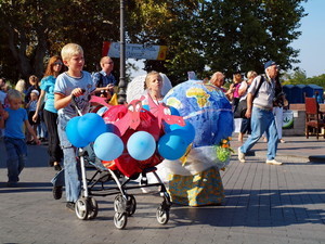 По одесскому Приморскому бульвару проехали детские коляски в виде вигвама, глобуса и корабля Супермена (ФОТОРЕПОРТАЖ)