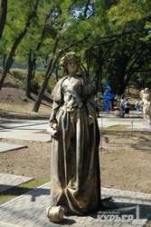 Обновленный Лунный парк в Одессе открыли парадом живых скульптур