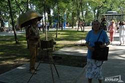 Обновленный Лунный парк в Одессе открыли парадом живых скульптур