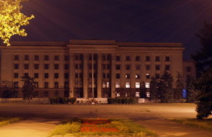 Сгоревший 2 мая одесский дом профсоюзов светится ночью (ФОТОФАКТ)