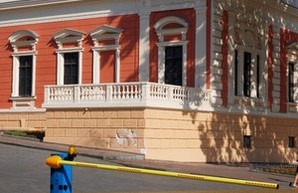 Утреннее ДТП в центре Одессы: "Мерседес" врезался в музей Морского флота