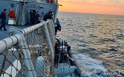 На второй день "Си Бриза" корабли международной эскадры перехватили "пиратский" корабль (ФОТО)