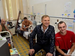 Олег Скрипка в Одессе посетил раненых в Военном госпитале (ФОТОРЕПОРТАЖ)