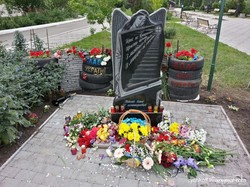 Установлены личности вандалов, разрушивших памятник Небесной сотне в Коминтерновском