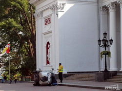 Прямо у входа в одесскую мэрию перевернулся кофемобиль (ФОТО)