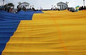 В Ильичевске развернули самый большой флаг Украины