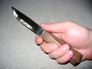 нож