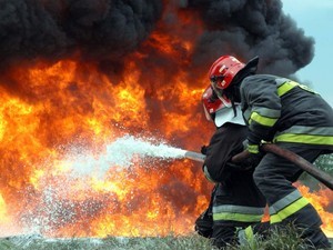 Пожар в Курортном: с огнем справились только к утру