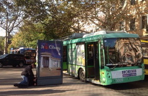 В центре Одессы камикадзе протаранил головой троллейбус (ФОТО)