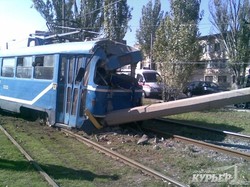 На Николаевской дороге сошел с рельс трамвай и врезался в столб (ФОТО, обновлено)