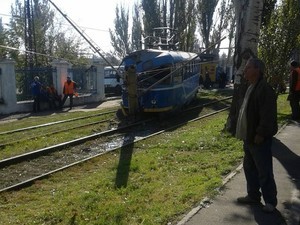 На Николаевской дороге сошел с рельс трамвай и врезался в столб (ФОТО, обновлено)