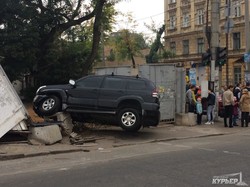 ДТП: внедорожник снес строительный забор в центре Одессы (ФОТО)