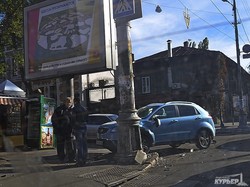 На Канатной угол Базарной два автомобиля не поделили дорогу (ФОТО)