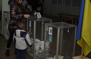 На избирательном участке в Юридической академии лидируют блок Порошенко и Самопомощь