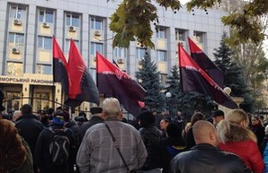 В Одессе "Правый сектор" штурмовал Приморский суд (ФОТО)