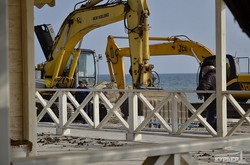 В Лузановке раскопали весь пляж для прокладки трубы в Куяльник (ФОТО)