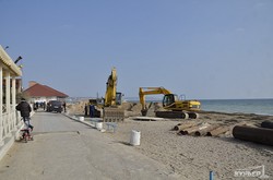 В Лузановке раскопали весь пляж для прокладки трубы в Куяльник (ФОТО)