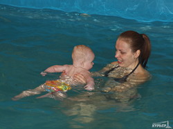 Маленьких одесситов учат плавать, закаляют и лечат в бассейне при поликлинике (ФОТО)