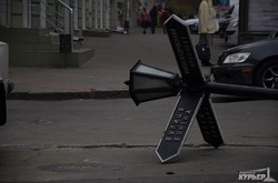 Как в центре Одессы возвращали на место указатель улиц (ФОТО)