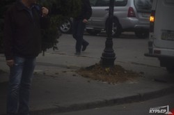 Как в центре Одессы возвращали на место указатель улиц (ФОТО)