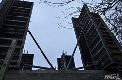 Бывший депутат строит бетонное здание на пляже Отрада (ФОТО)