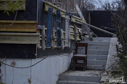 Бывший депутат строит бетонное здание на пляже Отрада (ФОТО)