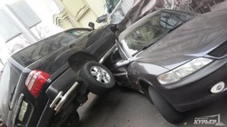 Авария прямо на Дерибасовской: джип заехал на крышу легковушки (ФОТО)