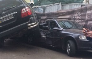 Авария прямо на Дерибасовской: джип заехал на крышу легковушки (ФОТО)