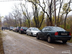 Одесская Трасса Здоровья стала парковкой для машин милиционеров (ФОТО)
