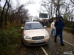 Одесская Трасса Здоровья стала парковкой для машин милиционеров (ФОТО)