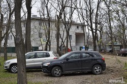 Подстанцию в парке Шевченко подключают за 20 миллионов, а строители гоняются за журналистами (ФОТО, ВИДЕО)