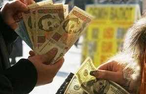 Официальный курс доллара снизили до  14 гривен