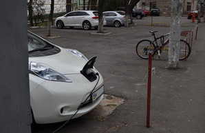 Только в Одессе: на парковке заряжается авто будущего (ФОТОФАКТ)