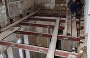 Городские власти ремонтируют сгоревший флигель на Базарной (ФОТО)
