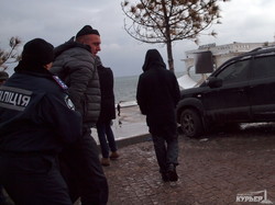 Акция протеста на Ланжероне: одесситы собирают подписи, а вооруженный охранник владельца дельфинария нападает на людей (ФОТОРЕПОРТАЖ)