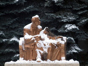 Вандалы уничтожили очередной памятник Ленину: Горького не тронули (ФОТО)