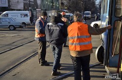 На Тираспольской площади в Одессе сошел с рельс трамвай (ФОТО)