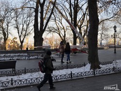 Приморский бульвар в первый день зимы уже украшают к Новому году (ФОТО)