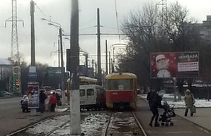 Авария в Одессе: трамвай столкнулся с микроавтобусом (ФОТО)