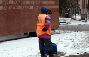 Одесская мэрия говорит о расчистке тротуаров от гололеда, а мэр считает, что ходить по ним невозможно