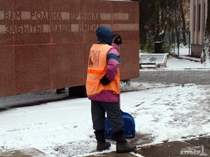 Одесская мэрия говорит о расчистке тротуаров от гололеда, а мэр считает, что ходить по ним невозможно