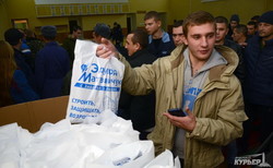 Матвийчук пиарится на подарках для раненых со своей рекламой в Одесском военном госпитале (ФОТО)