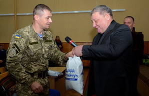 Матвийчук пиарится на подарках для раненых со своей рекламой в Одесском военном госпитале (ФОТО)