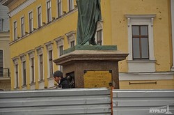 На Приморском бульваре реставрируют памятник Дюку (ОБНОВЛЕНО, ФОТО)
