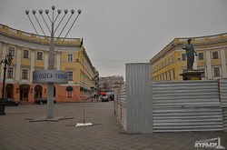 На Приморском бульваре реставрируют памятник Дюку (ОБНОВЛЕНО, ФОТО)