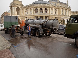 Перед Оперным театром чинят водопровод (ФОТО)